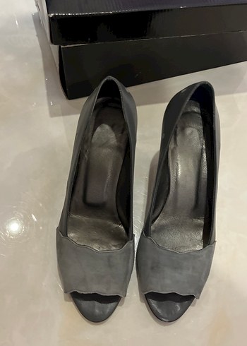Gri süet, deri önü açık Kadın Topuklu Ayakkabı