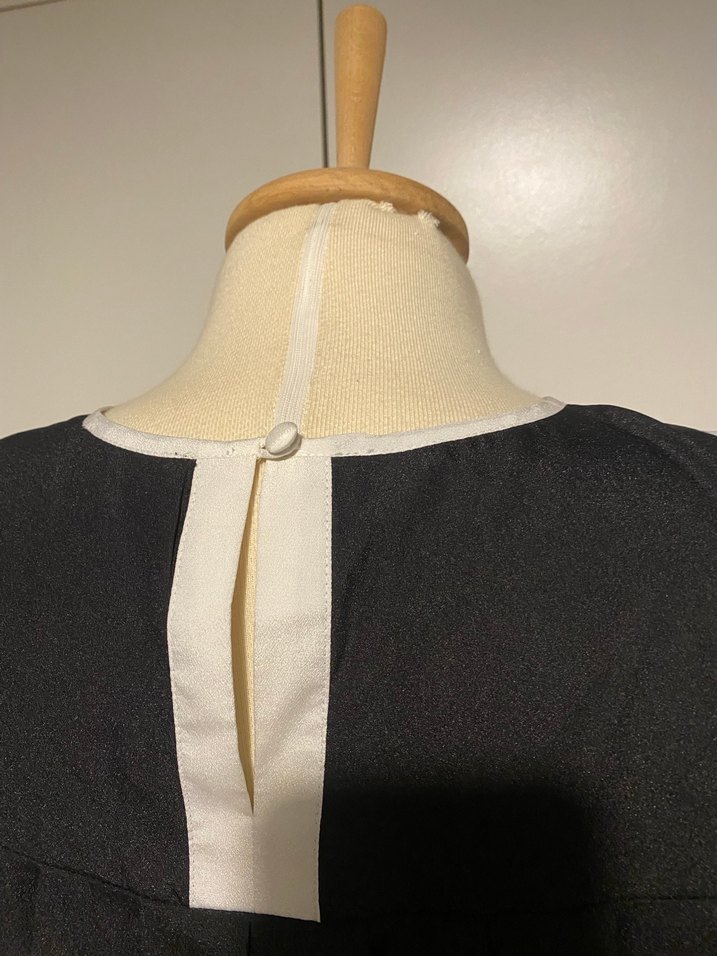 Siyah Beyaz Kolsuz Kadın Bluz - Görsel 4