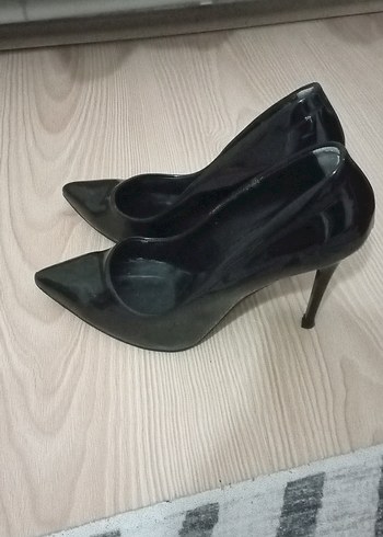 39 Beden Beyaz ve Siyah Stiletto Topuklu Kadın Ayakkabı