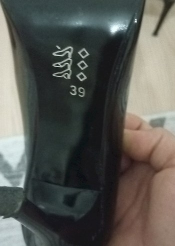 39 Beden beyaz Renk Beyaz ve Siyah Stiletto Topuklu Kadın Ayakkabı