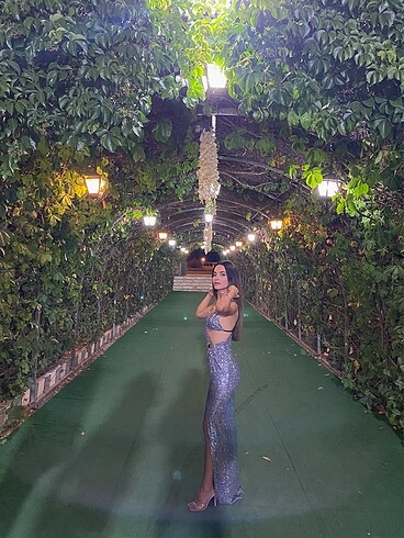 Raisa & Vanessa Gümüş parlak gece elbisesi