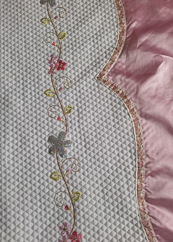 İşlemeli Parlak Pembe Yatak Örtüsü - Görsel 2