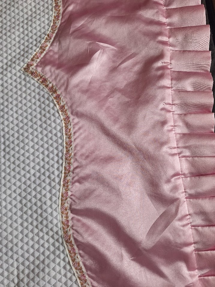 İşlemeli Parlak Pembe Yatak Örtüsü - Görsel 3