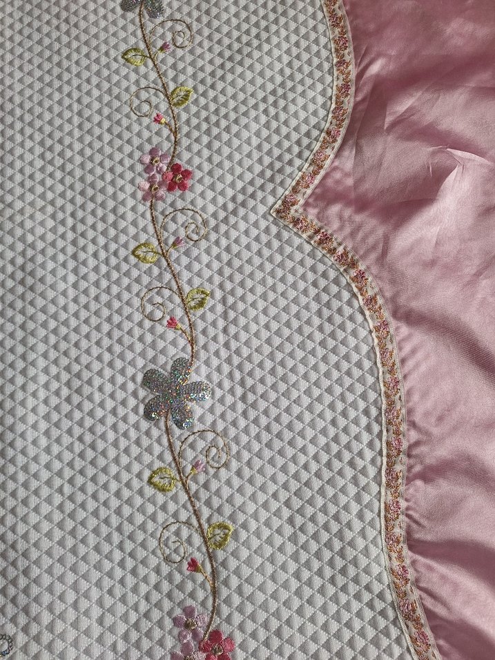 İşlemeli Parlak Pembe Yatak Örtüsü - Görsel 2