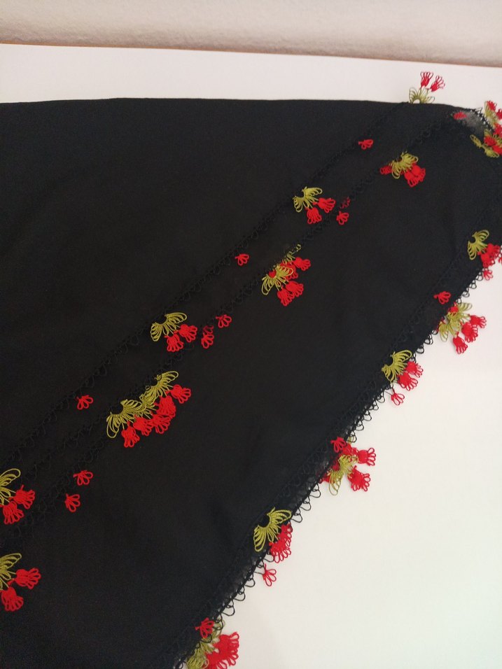 Püsküllü Siyah Kadın Fular - Görsel 4