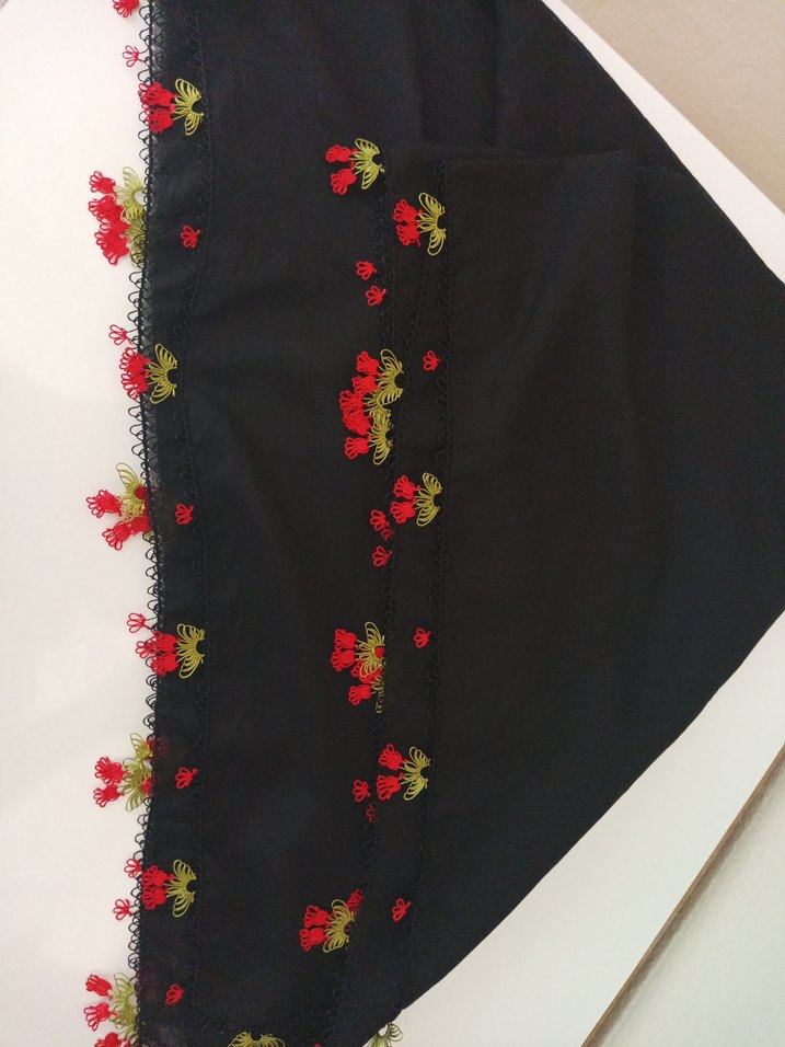 Püsküllü Siyah Kadın Fular - Görsel 3