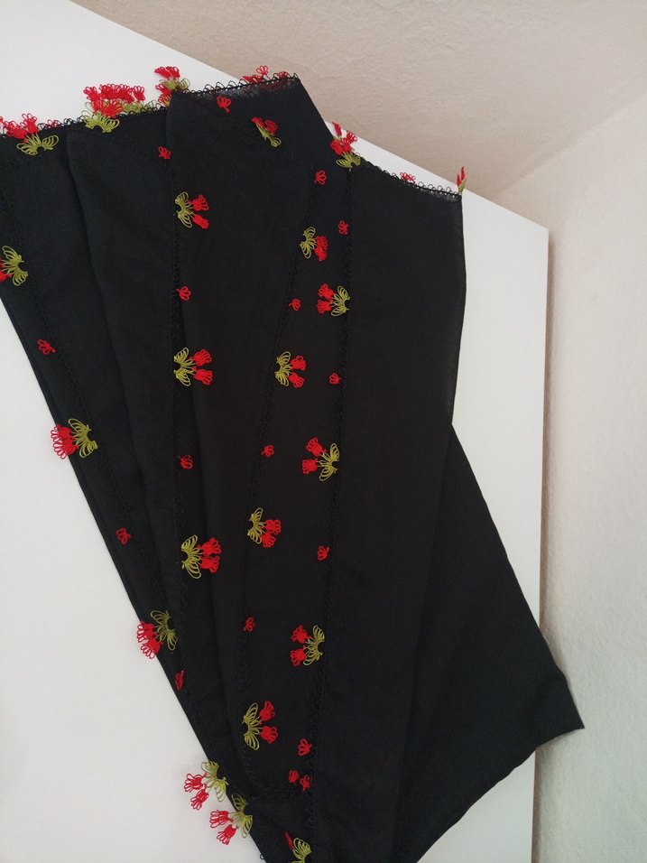 Püsküllü Siyah Kadın Fular - Görsel 2