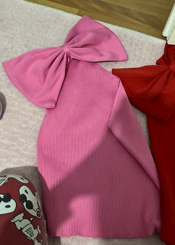 Pembe kırmızı fiyonklu tek omuz tişört