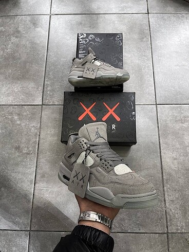 37 Beden Jordan 4 Retro Kaws