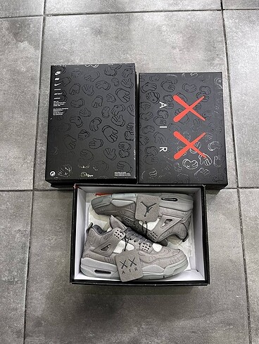 Jordan 4 Retro Kaws