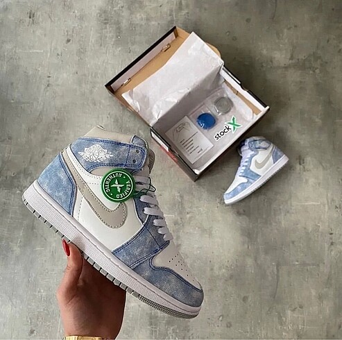 Nike Air Jordan 1 Hyper Royal