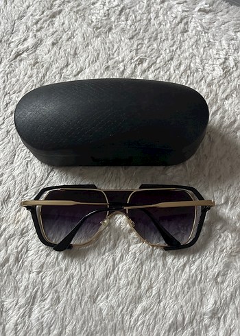 Siyah Minimalist Kadın Güneş Gözlüğü. Kenarları gold - Görsel 2