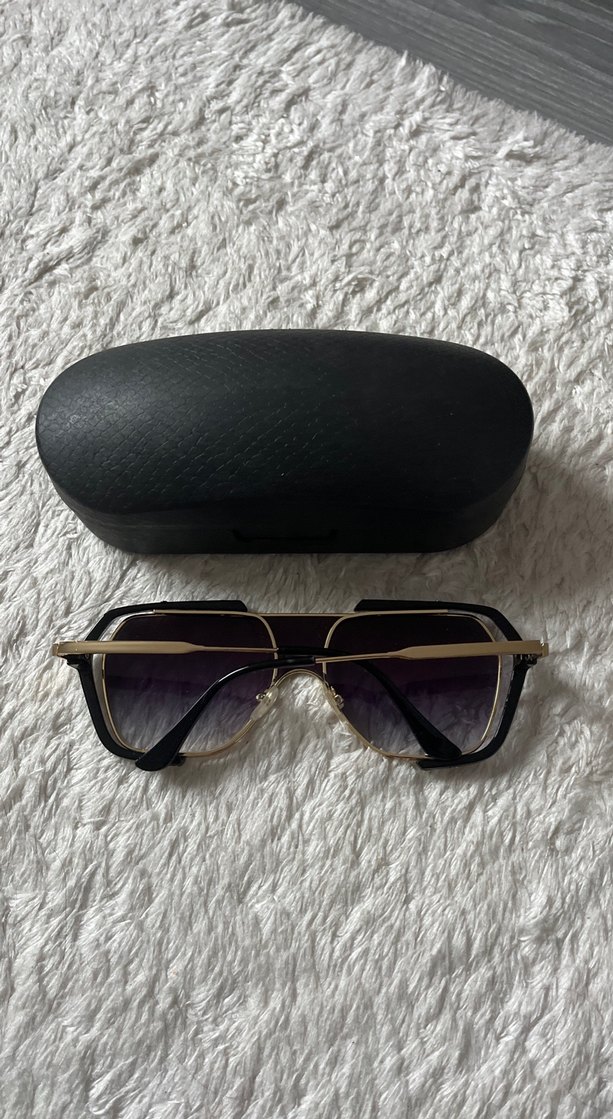 Siyah Minimalist Kadın Güneş Gözlüğü. Kenarları gold - Görsel 2