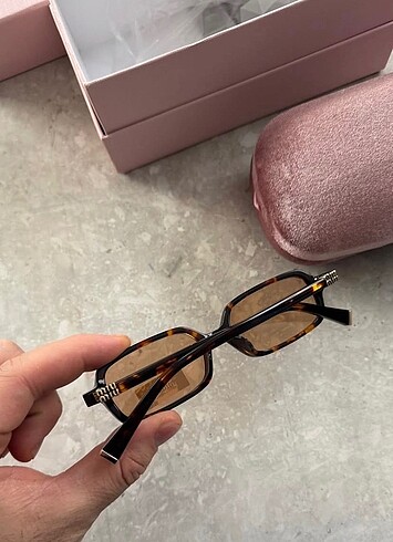  Beden MIU MIU SUNGLASSES
