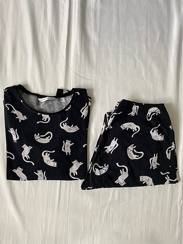 Kedili pijama takımı