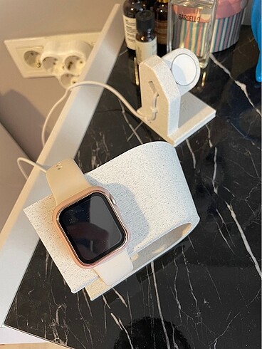2K Apple Watch stand