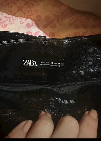 Siyah Yılan Desenli Deri Mini Etek - Görsel 3