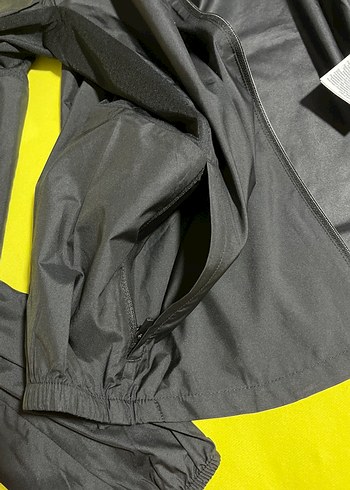 Siyah Kapüşonlu Fermuarlı Yağmurluk - Görsel 4