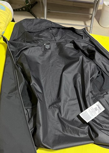 Siyah Kapüşonlu Fermuarlı Yağmurluk - Görsel 3