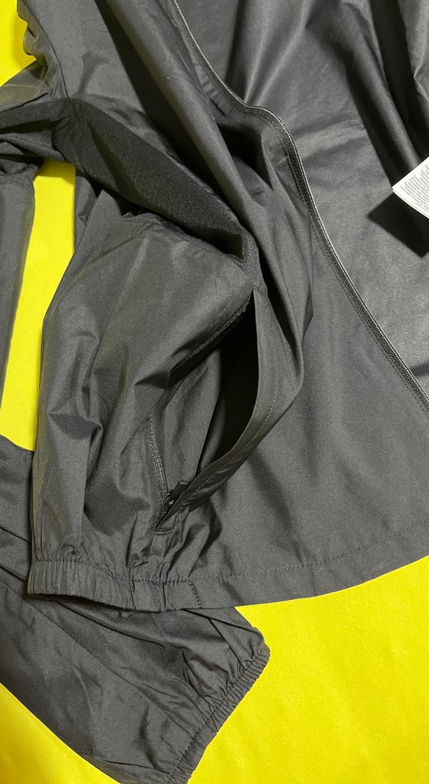 Siyah Kapüşonlu Fermuarlı Yağmurluk - Görsel 4