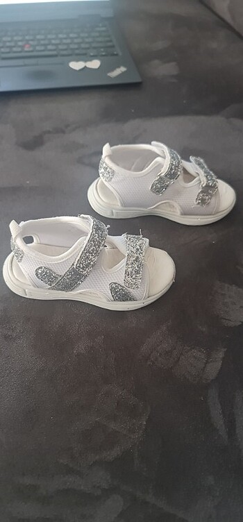 Deichmann Sandalet 24 numara beyaz kiz cocuk ayakkabi gri simli
