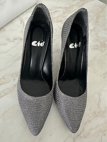 Gri simli stiletto