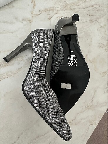 37 Beden Gri simli stiletto