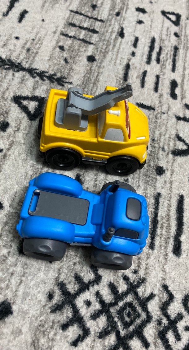 Renkli Sarı ve Mavi Oyuncak Arabalar - Görsel 2