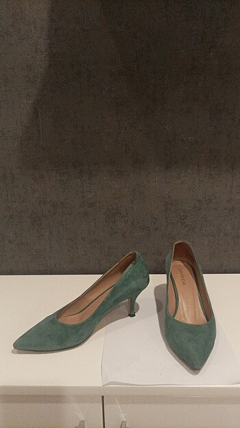 Yeşil divaresse stiletto