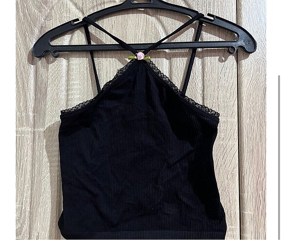 Bershka Dantelli gül detaylı crop