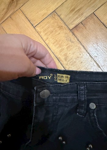 Boncuk Detaylı Siyah Mini Şort - Görsel 3