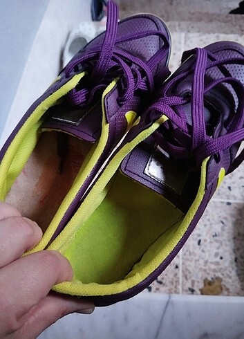 Spor ayakkabı mor ve sarı renkli