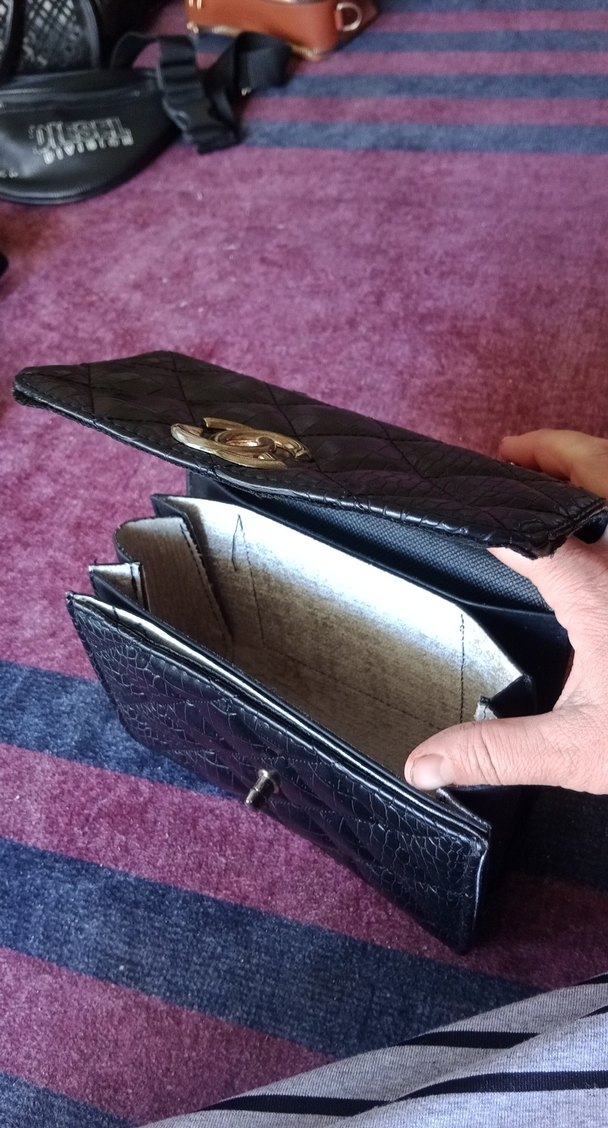 Zincir Detaylı Siyah Deri Yılan Desenli Çanta - Görsel 2