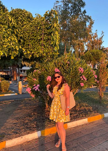 Sarı lale desenli elbise