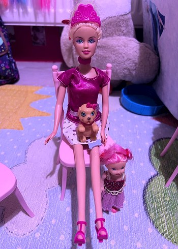Pembe Taçlı Oyuncak Bebek ve Küçük Arkadaşı