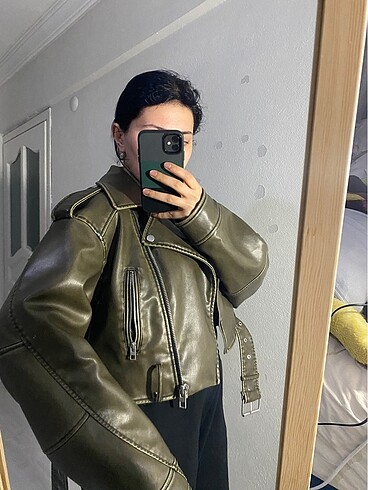 Zara M beden sadece yakasi defolu