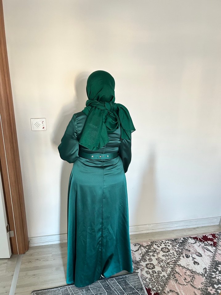 Kadın Yeşil Uzun Salaş Saten Elbise - Görsel 2