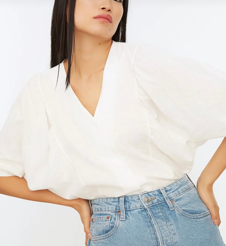 Düğmeli V Yaka Beyaz Kadın Gömlek - Görsel 3