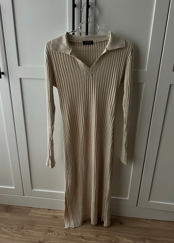 Bej yırtmaç detaylı triko elbise - Görsel 2