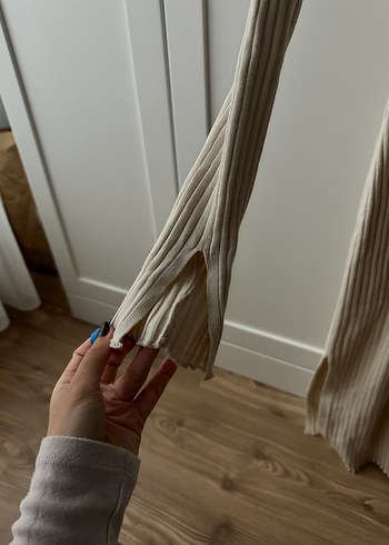 Bej yırtmaç detaylı triko elbise - Görsel 5