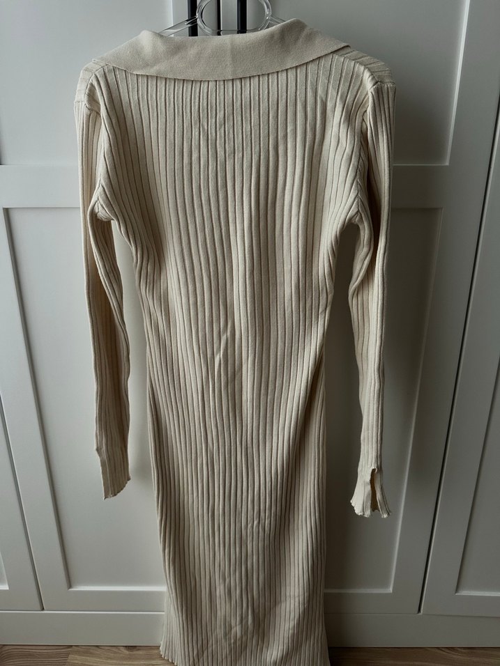 Bej yırtmaç detaylı triko elbise - Görsel 4