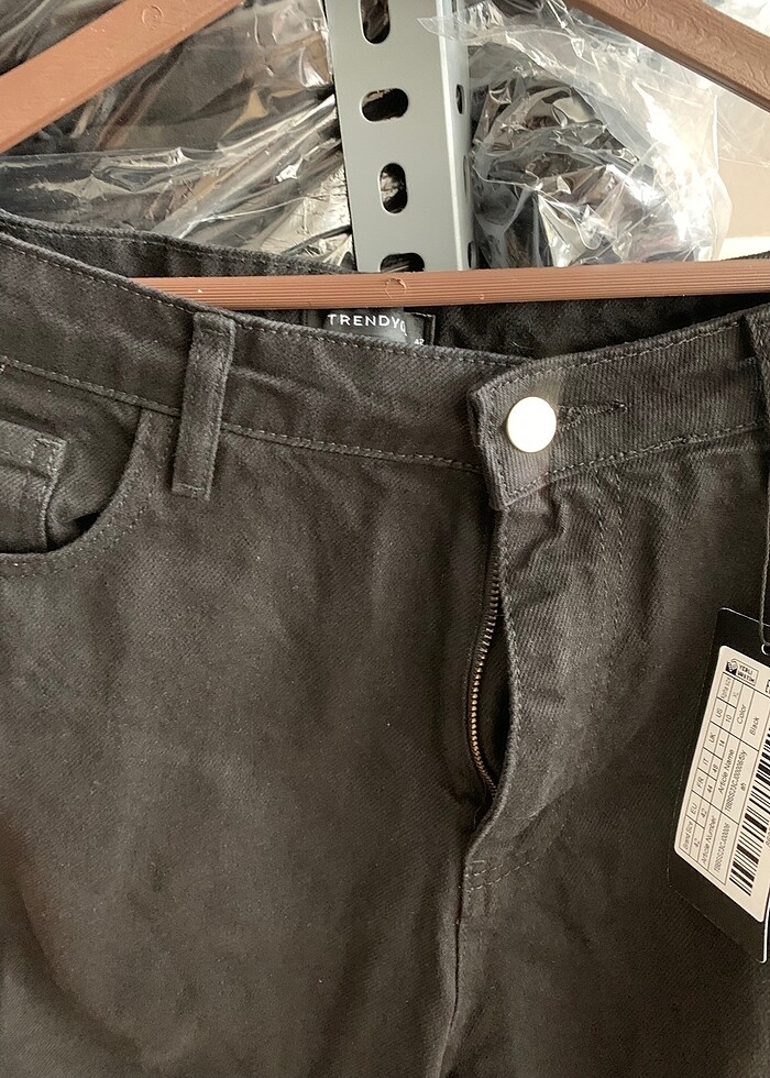 Siyah yırtık kot pantolon - Görsel 2