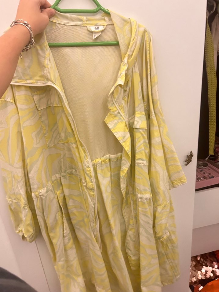 Kadın HM Sarı Kapüşonlu Bağcıklı Yağmurluk - Görsel 2