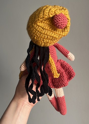 Sarı Bere ve Kırmızı Elbiseli Örgü Bebek - Görsel 5