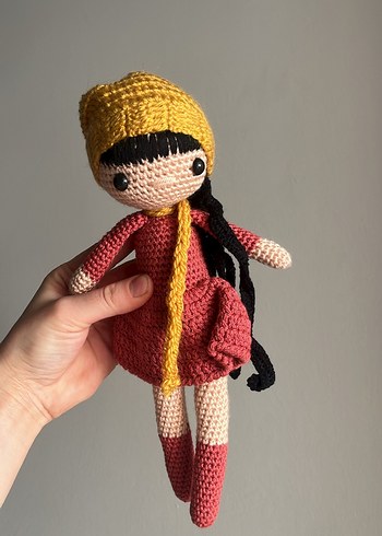 Sarı Bere ve Kırmızı Elbiseli Örgü Bebek - Görsel 3