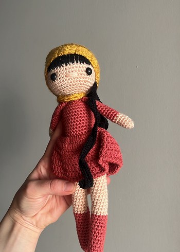 Sarı Bere ve Kırmızı Elbiseli Örgü Bebek - Görsel 2