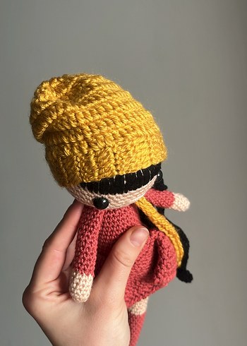 Sarı Bere ve Kırmızı Elbiseli Örgü Bebek - Görsel 7