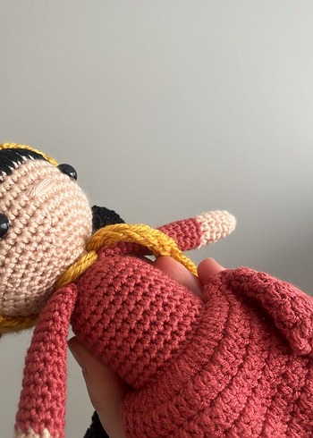 Sarı Bere ve Kırmızı Elbiseli Örgü Bebek - Görsel 9