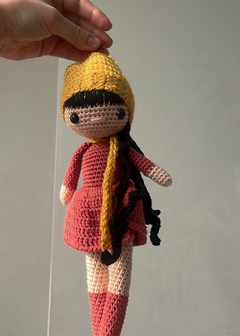 Sarı Bere ve Kırmızı Elbiseli Örgü Bebek - Görsel 11