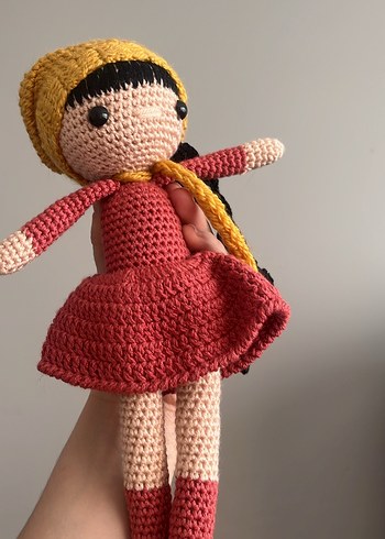 Sarı Bere ve Kırmızı Elbiseli Örgü Bebek - Görsel 10